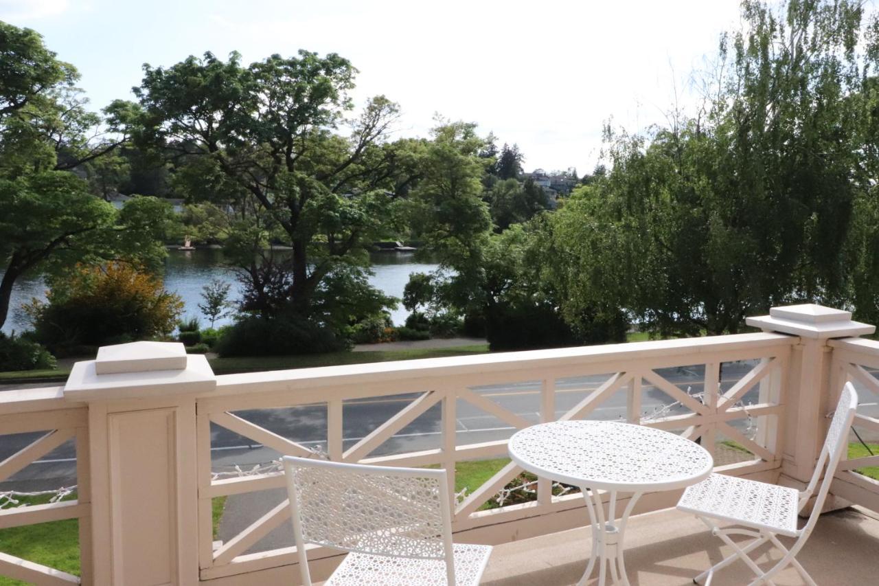Lipton Place By Elegant Waterfront Esquimalt Exterior photo